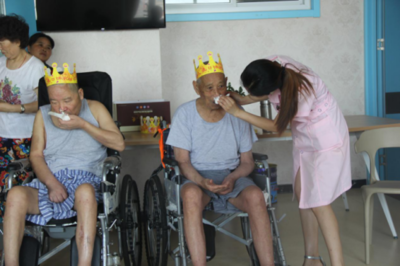 临沂凯旋老年养护院为老人集体过生日